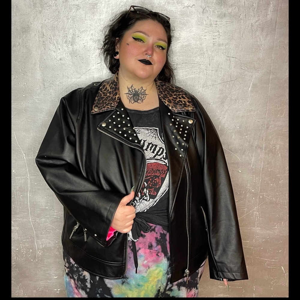 BETSEY JOHNSON BLACK FAUX LEATHER LEOPARD TRIM MOTO JACKET
